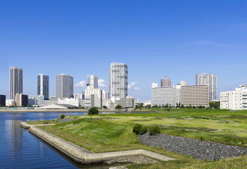 Fototapeta na wymiar 東京湾岸エリア高層タワーマンション群と（有明・東雲・豊洲）2020年東京オリンピック　有明アリーナ建設予定地を望む。