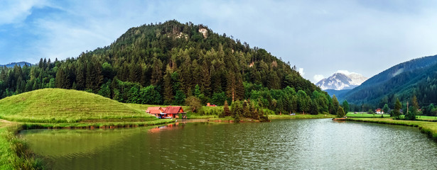 Fototapeta na wymiar Beautiful lake in austrian mountains
