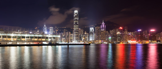 Fototapeta na wymiar Ocean Terminal with Hong Kong City Skyline