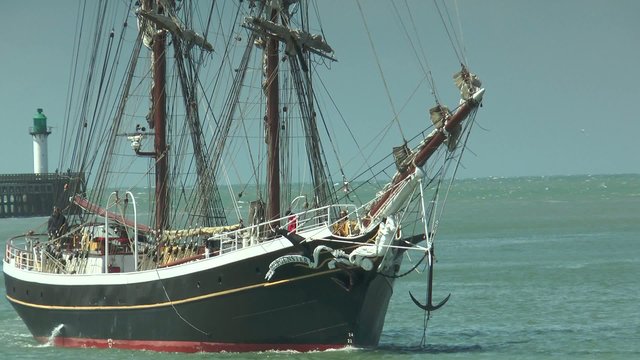 3 m&acirc;ts au port