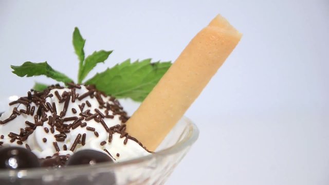 Coppa di gelato con biscotto