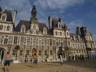 Fototapeta na wymiar Voley playa junto al Ayuntamiento de París
