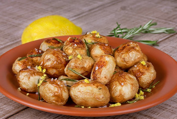 Baked potatoes with lemon zest and rozemary