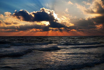 Fototapeta na wymiar Bright sunset under the sea