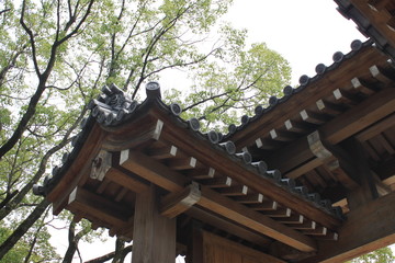 神社の門と瓦屋根