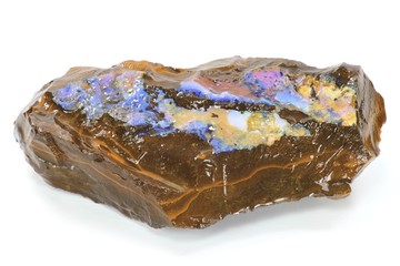 Boulderopal aus Queensland/ Australien isoliert auf weißem Hintergrund	