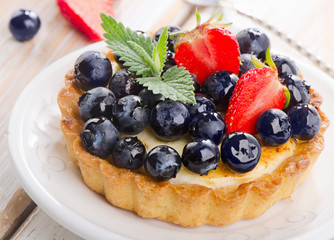 Fresh berries tart