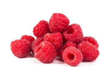 Frambuesas en fondo blanco