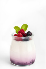 Yogurt en fondo blanco