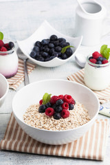 Desayuno de muesli y frutos del bosque