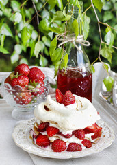 Garden party: meringue with strawberries