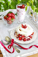 Garden party: meringue with strawberries