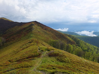 По горным хребтам