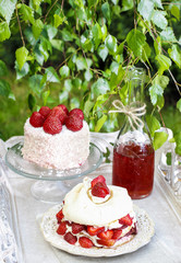 Garden party: meringue with strawberries