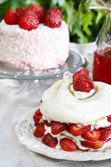 Garden party: meringue with strawberries
