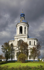 Fototapeta na wymiar Dzwonnica kościoła Wniebowzięcia NMP Klasztoru Bogolyubsky
