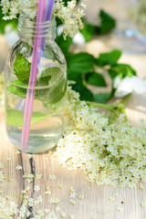 Holunderblüten-Minze-Getränk