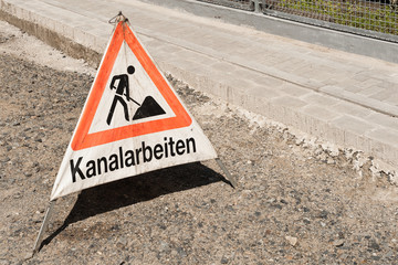 Faltsignal - Warnpyramide - Warnaufsteller - Kanalarbeiten
