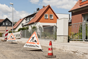 Strassenbau - Faltsignal Kanalarbeiten - und eine Pilone