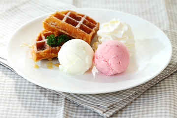 ice crem with waffle