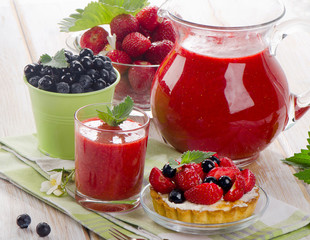 Strawberry smoothie with fresh cake