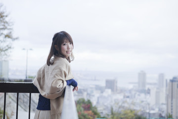 展望台から神戸の景色を望む笑顔の女性