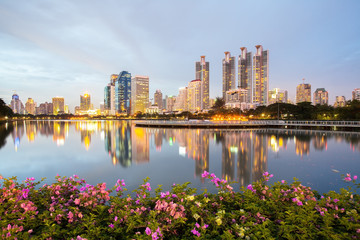 Fototapeta na wymiar Bangkok Cityscape, Business district with Park in the City at du