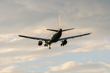 Fototapeta na wymiar odlatujących samolotów pasażerskich w niebo z chmurami