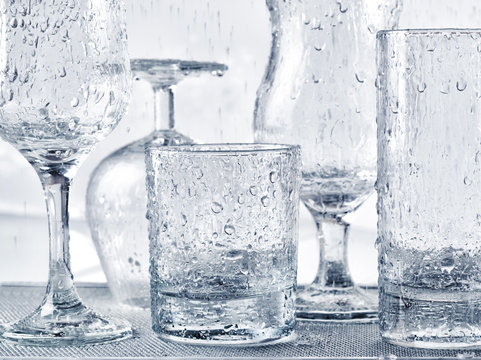 Glassware washing under water jets