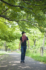Fototapeta premium 公園を歩く男性