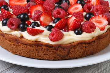 Tart with strawberries, raspberries and currants and cream