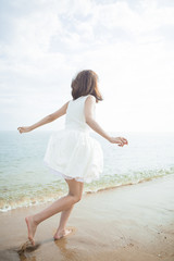Fototapeta na wymiar 砂浜を走る女性