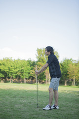 ゴルフをする男性