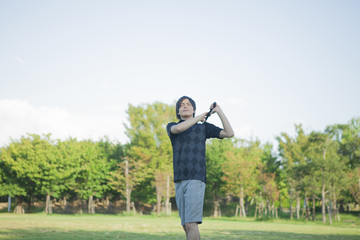 ゴルフをする男性