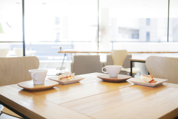 Obraz na płótnie Canvas テーブルの上のコーヒーカップとパン