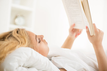 Obraz na płótnie Canvas Reading in the bed