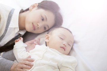 母親と眠る赤ちゃん