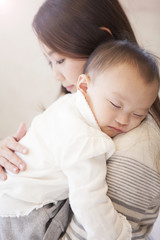 赤ちゃんを抱く母親