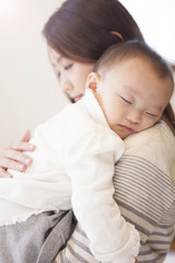 赤ちゃんを抱く母親