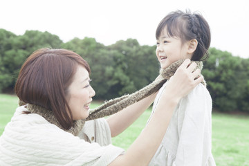 芝生で遊ぶ母と子