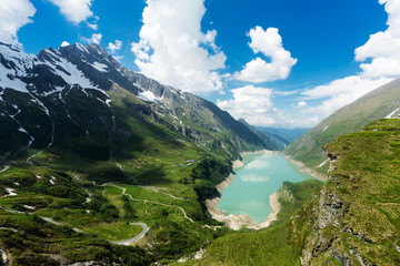 Fototapeta na wymiar Stausee in den Alpen