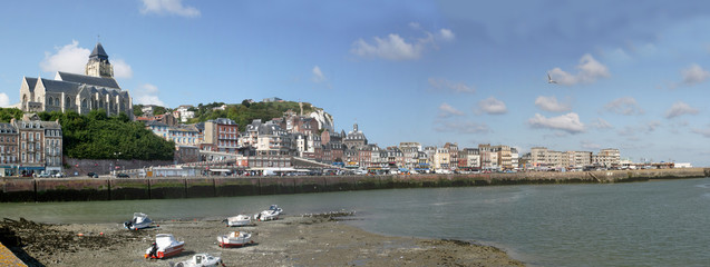 Vue panoramique sur les quais du Tréport - Somme - Picardie