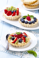 Delicious tartlets with fruit and cream mascaropne