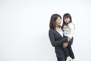 笑顔で寄り添う母と子供