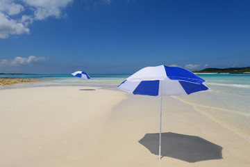 美しい沖縄のビーチと夏空