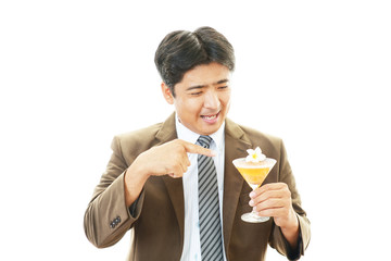 カクテルを飲む笑顔のサラリーマン