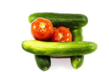 Frische Grüne Gurken mit Tomaten