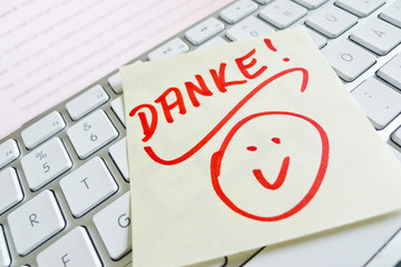 Notiz auf Computer Tastatur: Danke