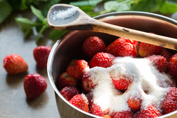 Erdbeermarmelade Kochen zugabe des Zuckers