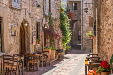 Włoska restauracja w zabytkowej uliczce